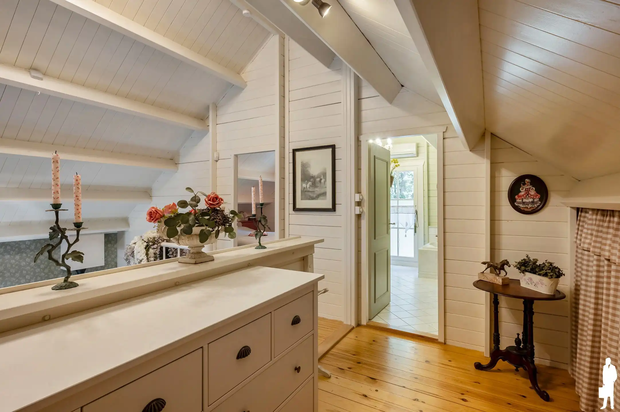 Charmante woning met volledige onderkeldering en achterliggend bos van ca. 31.493 m² foto 22