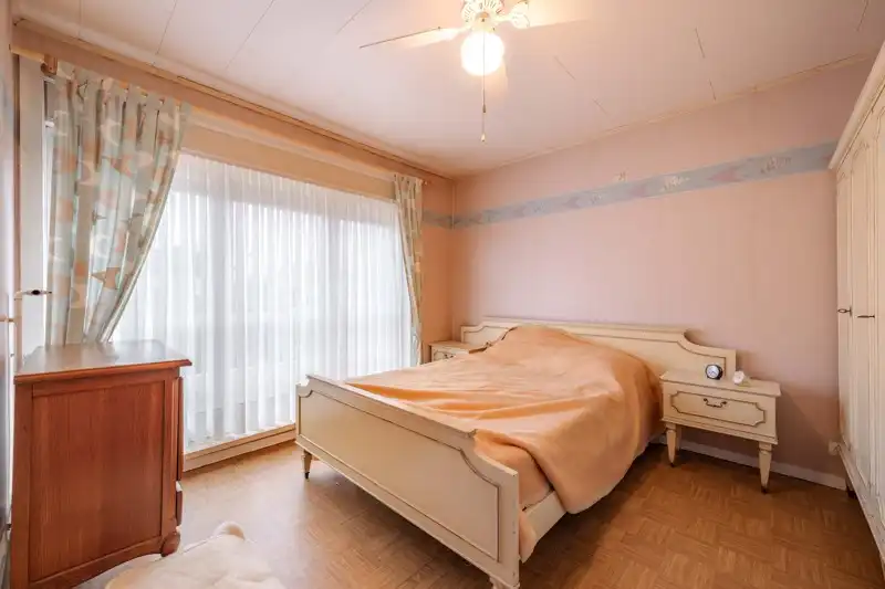 Te renoveren, rustige gelegen halfopen woning met 3 slaapkamers, garage en tuin te koop in Sint-Baafs-Vijve! foto 17