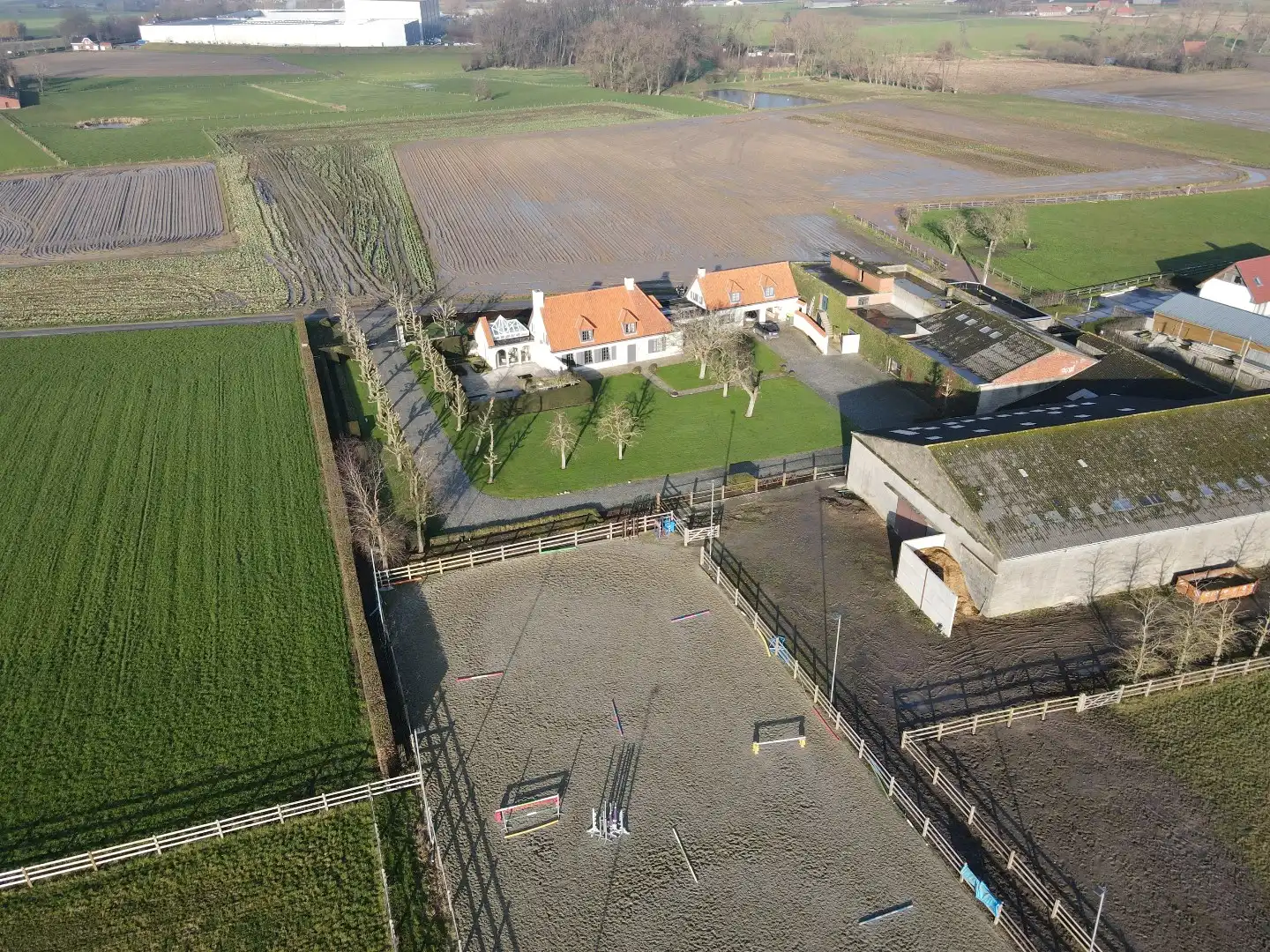Landelijke villa met bijgebouwen en graslanden op 23.740m² foto 2