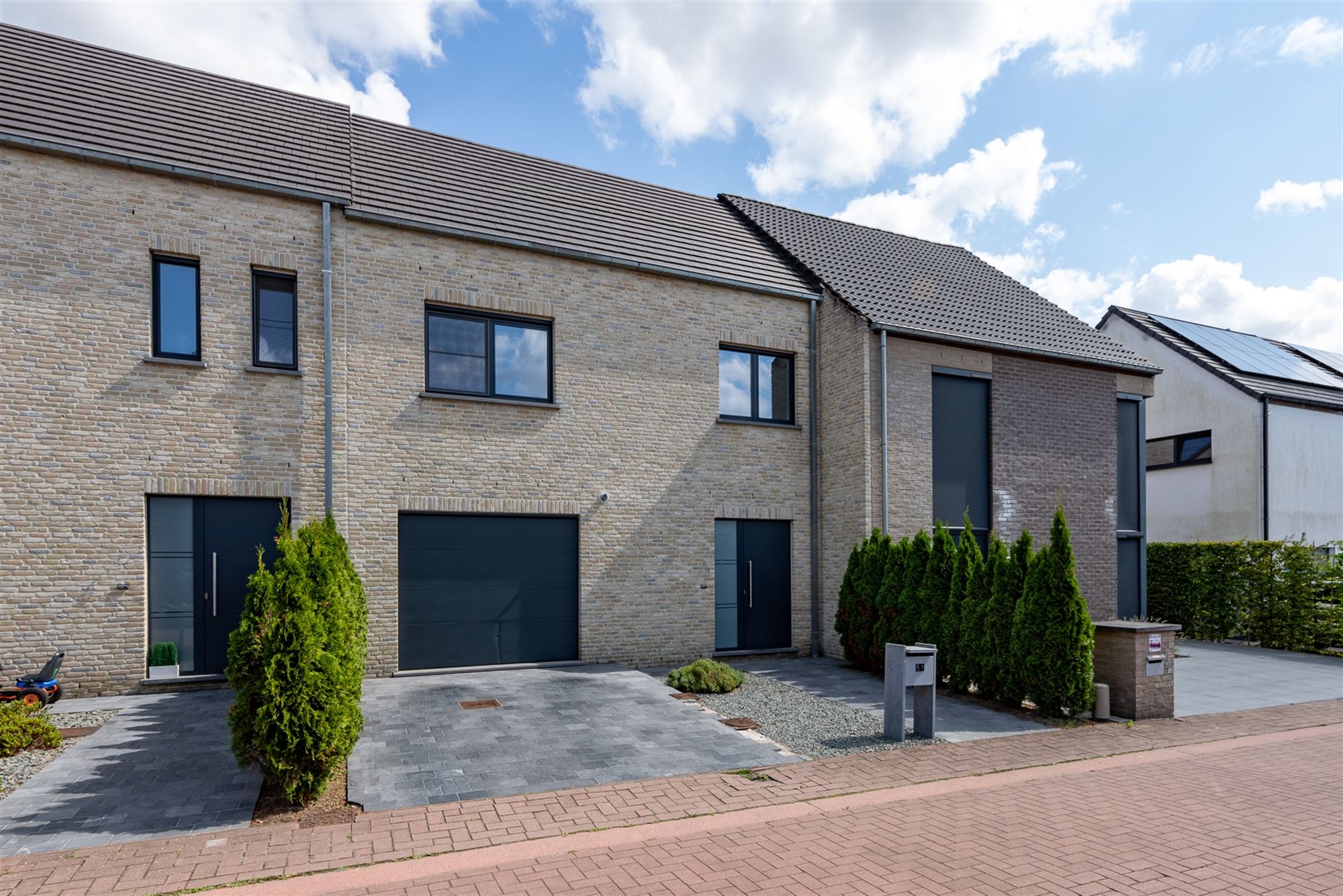 Recente en moderne woning met 3 slaapkamers, tuin en garage foto 1