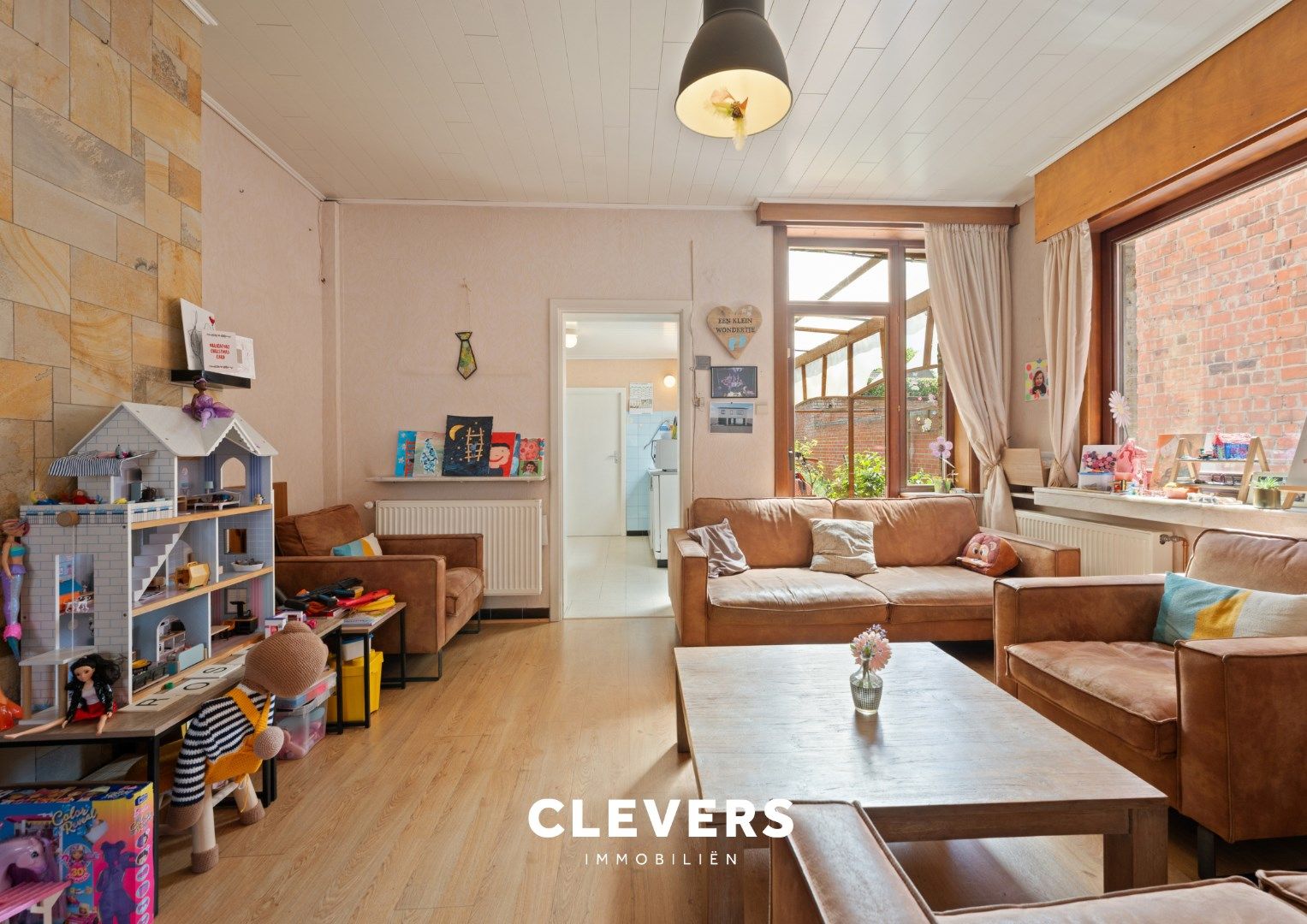 Op te frissen gezinswoning met 4 slaapkamers en zij-ingang foto 5