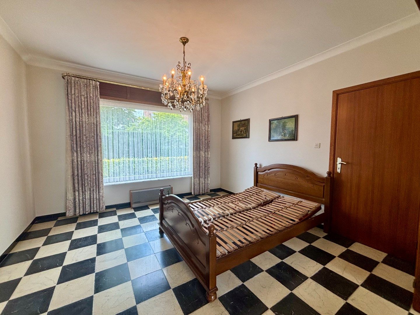 Ruime en kloeke halfopen woning met zonnige tuin. Opp:555m². foto 9