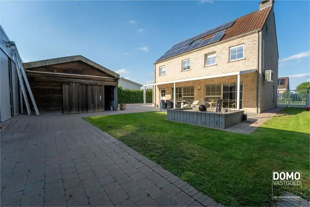 Ruime villa met paardenaccommodatie en wedstrijdstal gelegen te Herk-de-Stad - EPC-label: B - Bewoonbare vloeroppervlakte: 296m² foto 2