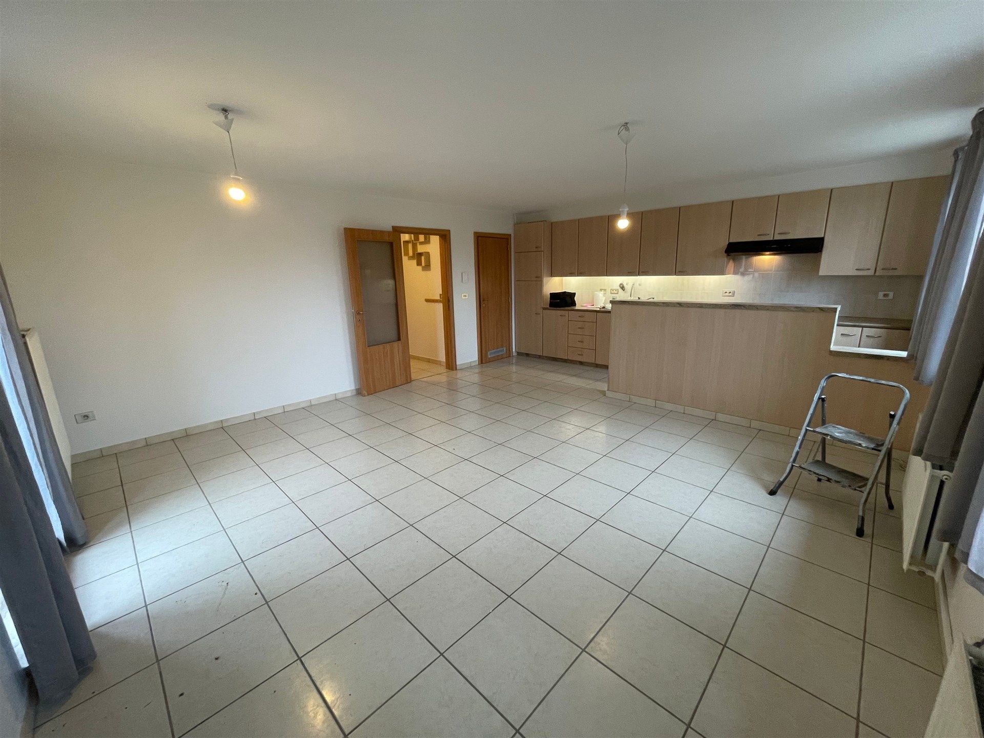 Gunstig gelegen 3 slaapkamer duplex appartement met garage.  foto 5