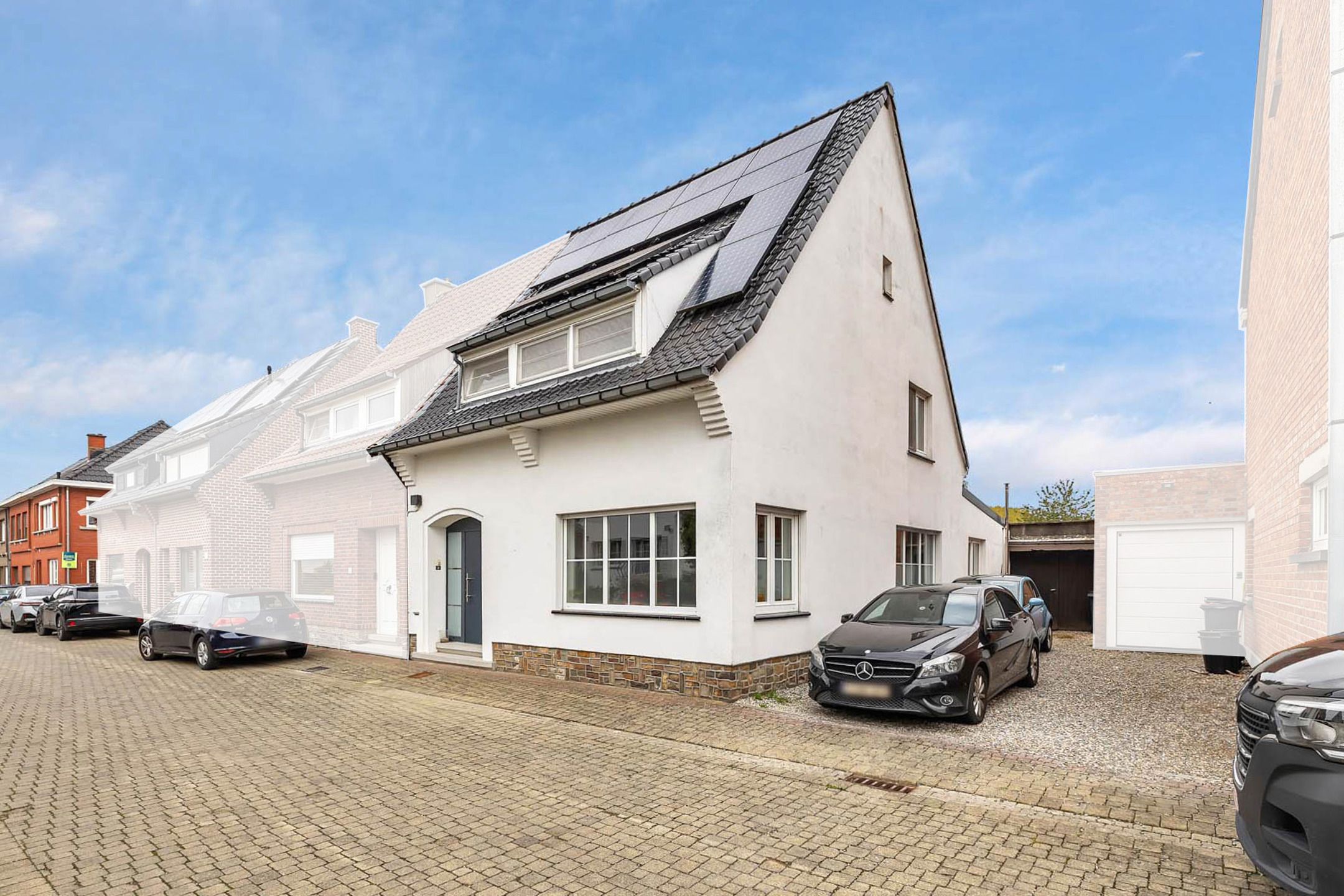 Instapklare woning met tuin en garage in rustige straat  foto {{pictureIndex}}