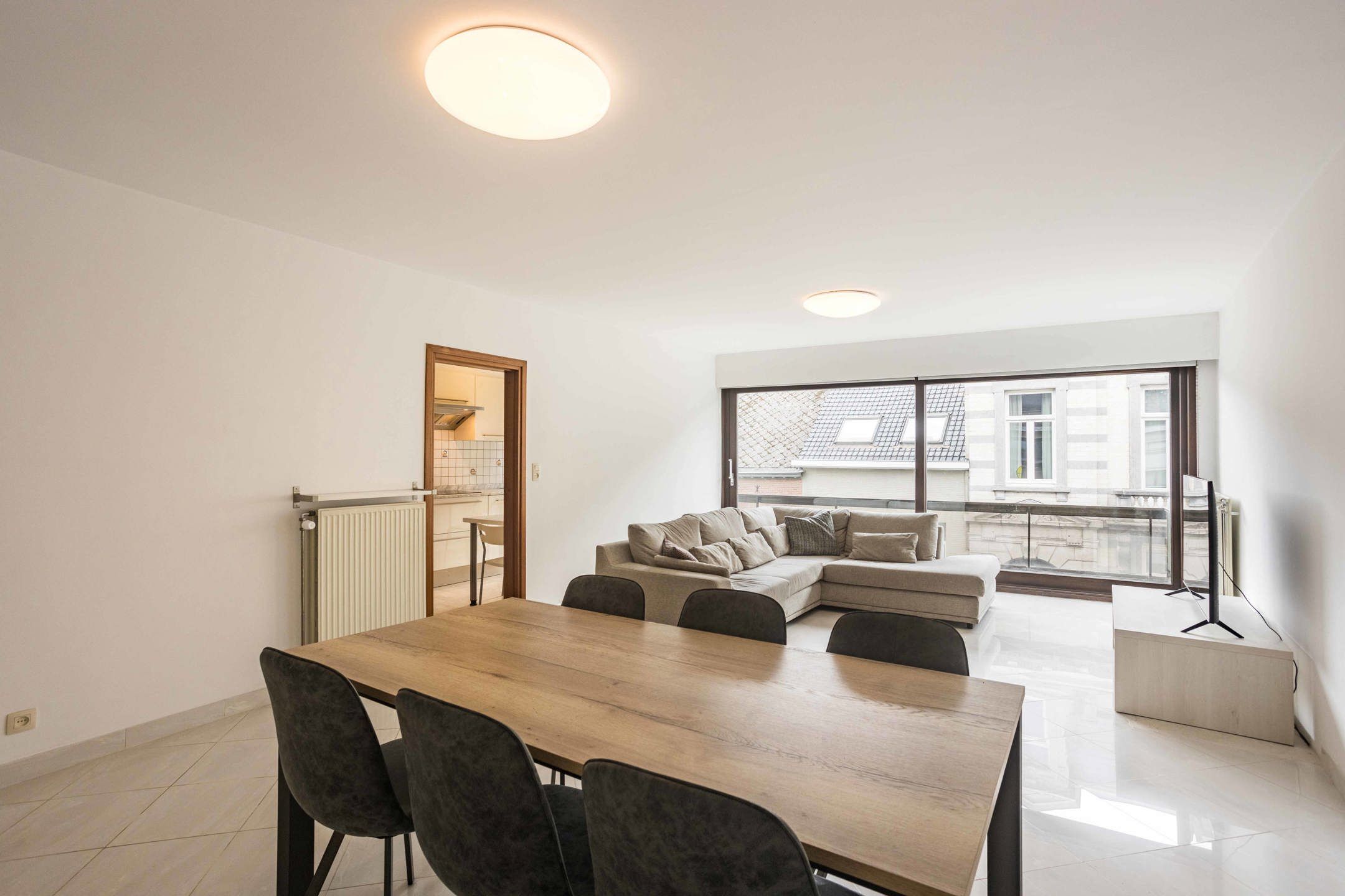 Ruim appartement met 2 slaapkamers pal in het centrum foto 4