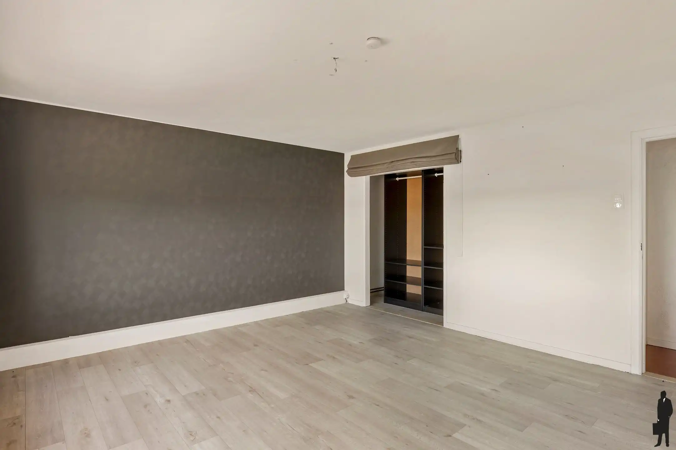 Rustig gelegen ruime gezinswoning met maar liefst 7 slaapkamers, meerdere garages en tal van praktische troeven. foto 16