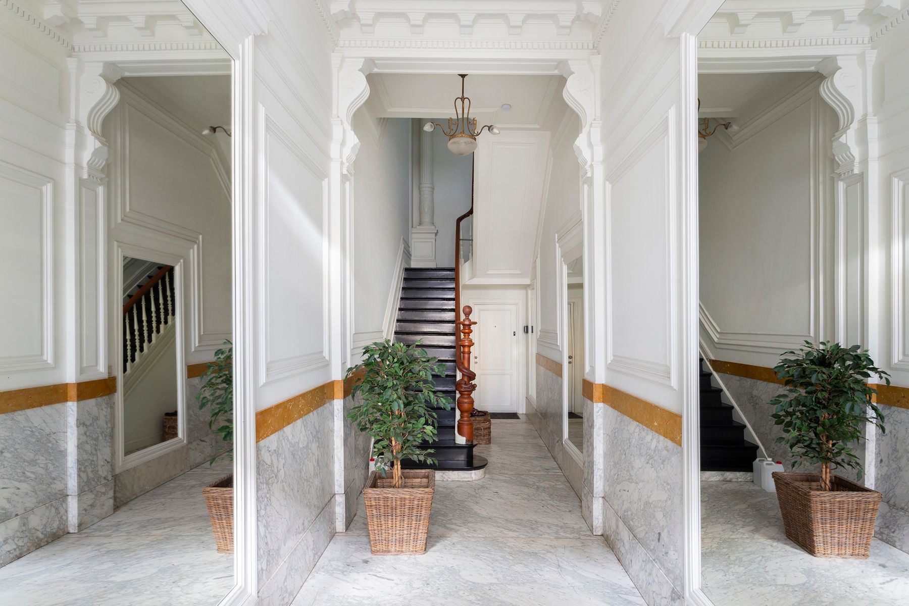 Licht en ruim bemeubeld appartement in hartje Zuid-Antwerpen foto 3