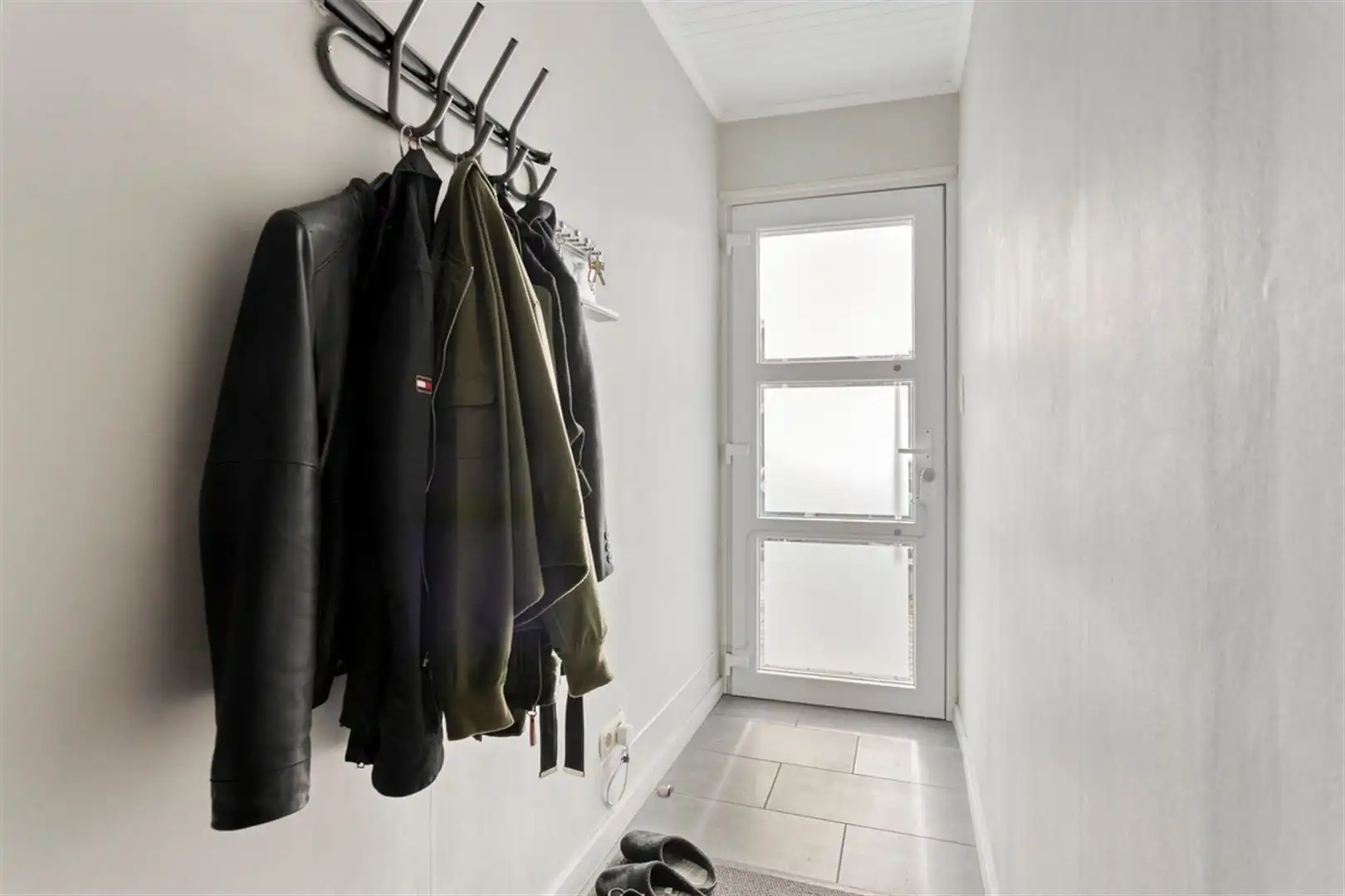 Rustig gelegen, gerenoveerde halfopen bebouwing met 3 slaapkamers. foto 2