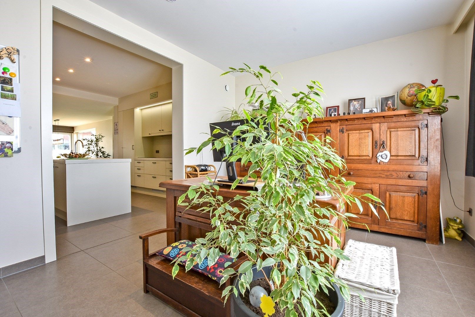 Stijlvol gerenoveerde woning met 4/5 slaapkamers en 2 garages te Diksmuide! foto 4