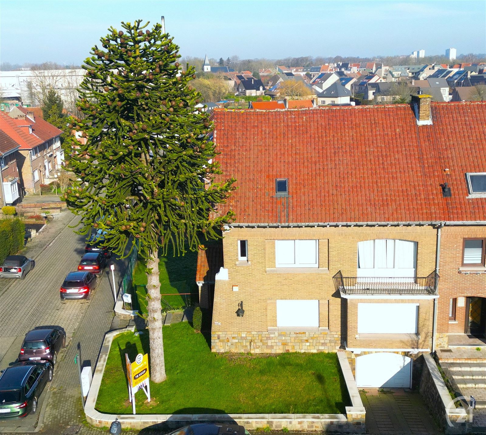 Karaktervolle driegevel villa met grote garage foto 3