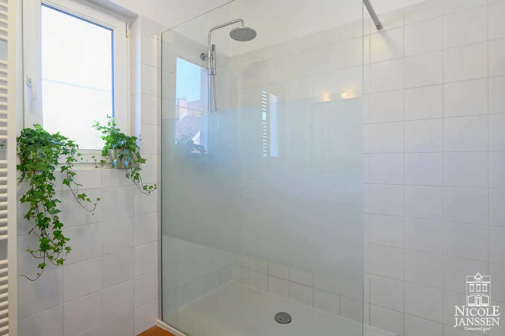 Ruim ingedeeld karakteristiek pand met garage en diepe tuin op een royaal perceel foto 13