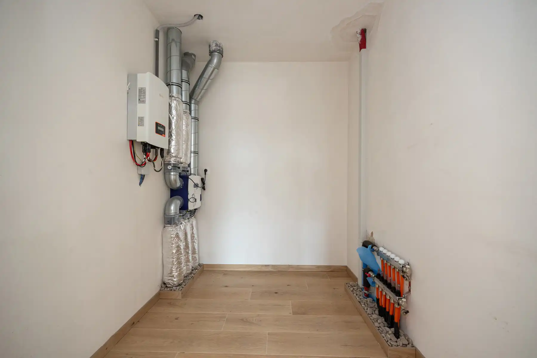 Halfopen woning met 3 slaapkamers en inpandige garage. foto 17
