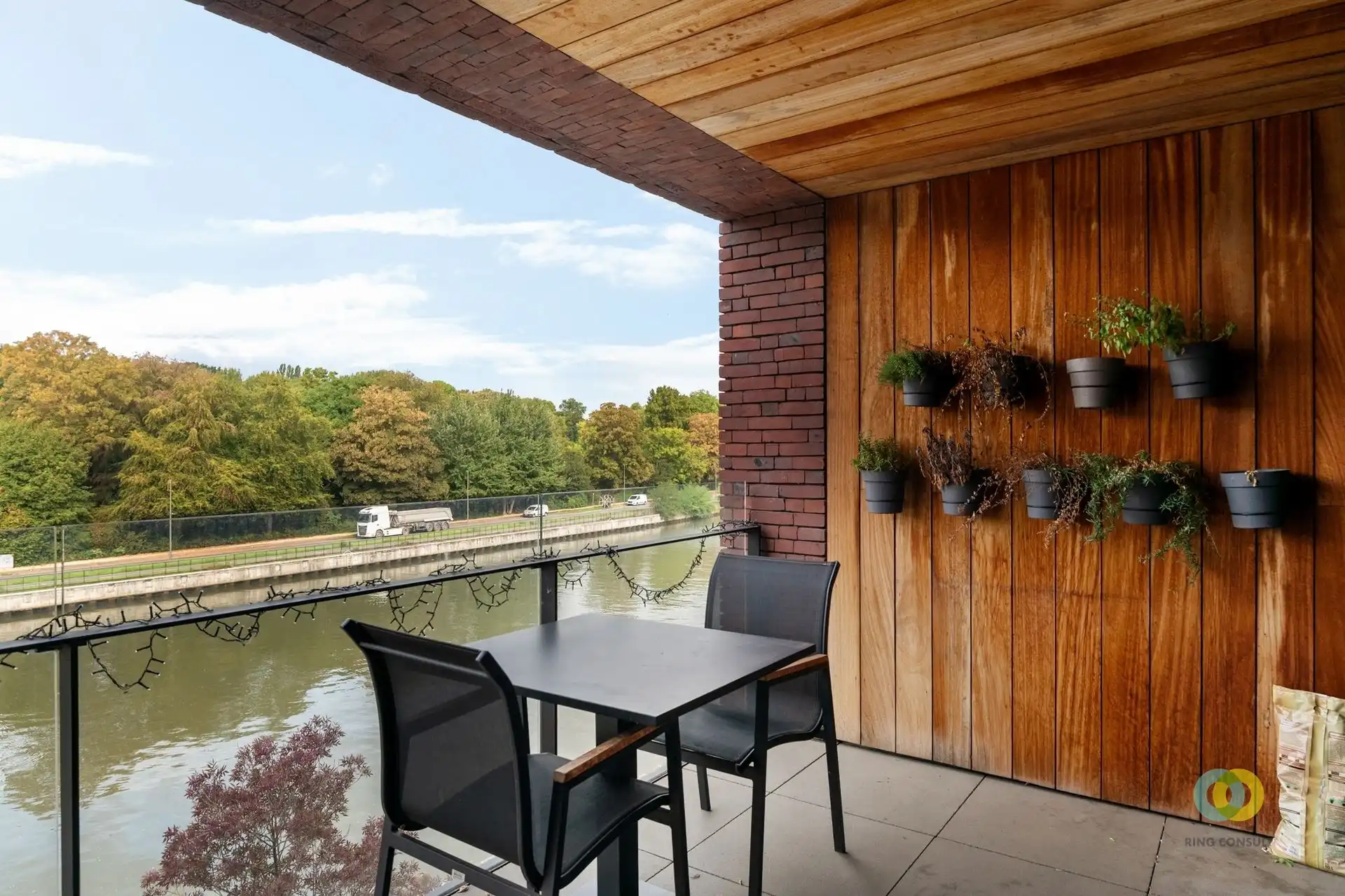 Stijlvol  3-slaapkamerappartement met waterzicht foto 3