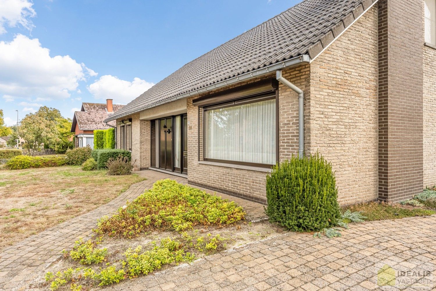 IDEALIS VASTGOED – PERFECT ONDERHOUDEN, INSTAPKLARE WONING +- 175M², MET MAAR LIEFST 4 SLAAPKAMERS, HEERLIJK LICHTRIJKE WOONKAMER EN DUBBELE GARAGE OP EEN PRACHTIG GROEN EN RUIM PERCEEL VAN 18A 43CA. foto 6