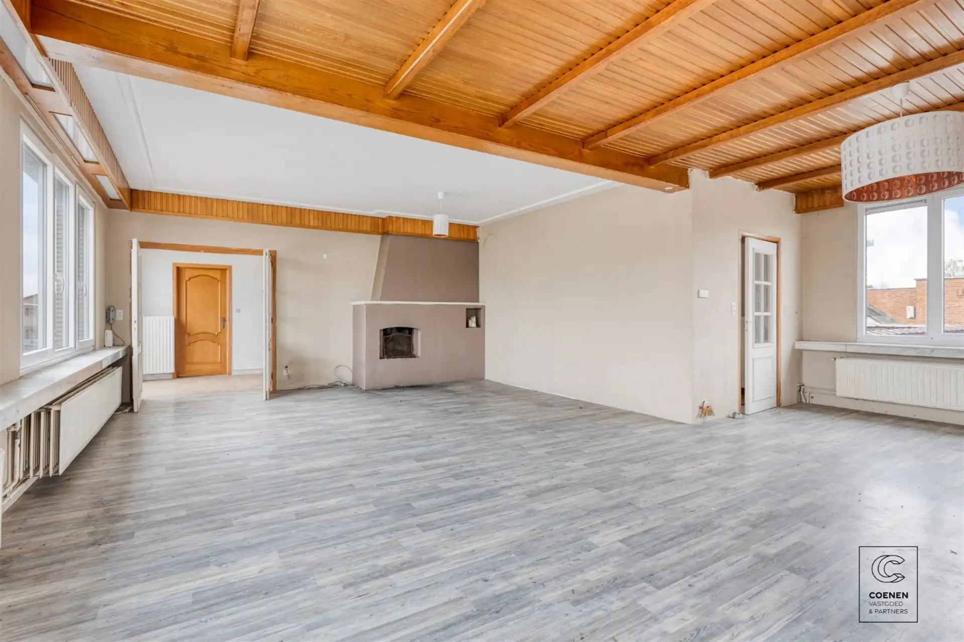 Te renoveren app. van ca. 120 m² op een gunstige ligging! foto 2
