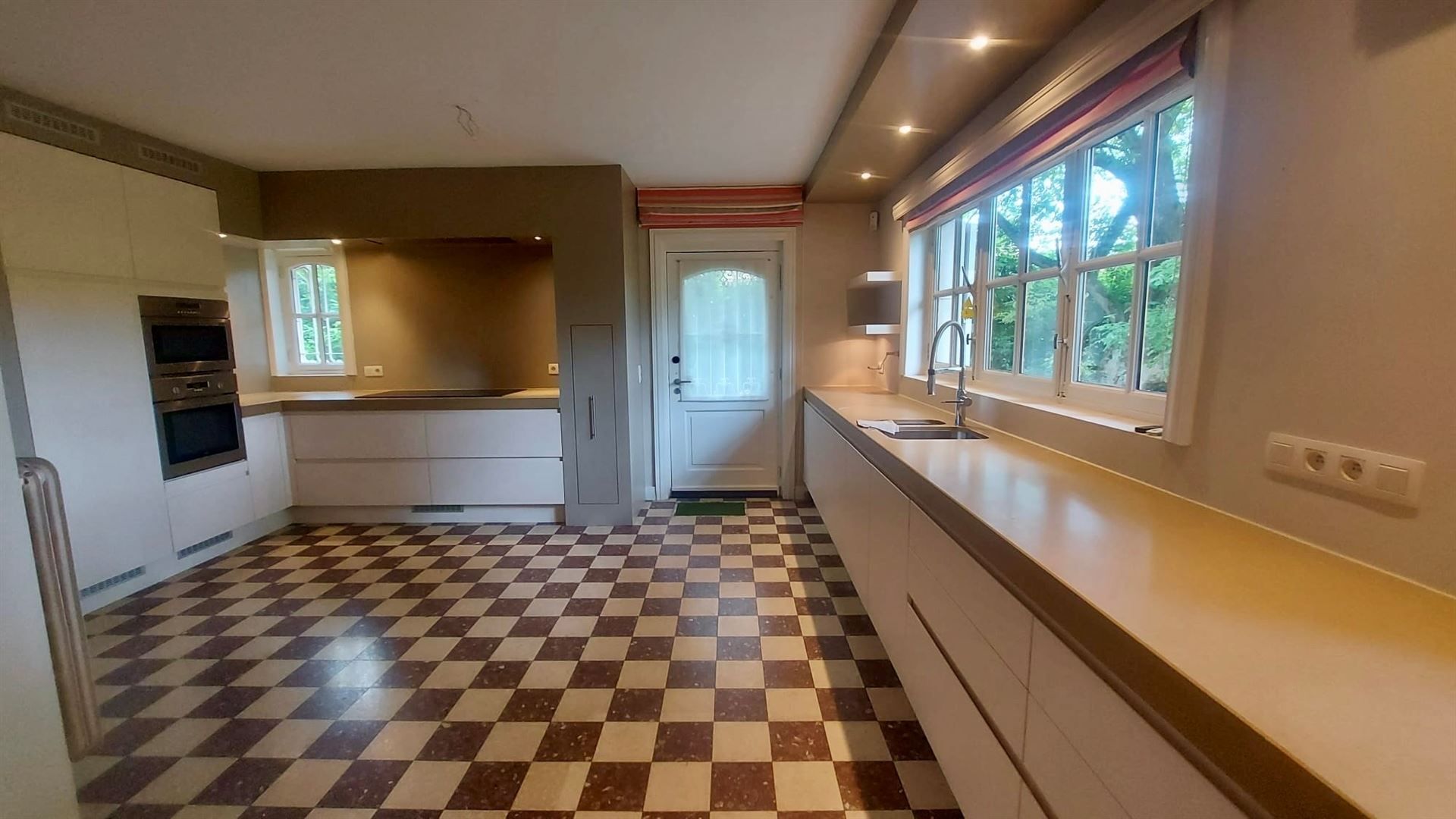 Uitzonderlijke villa in art - deco stijl op perceel van 2.359 m²! foto 6