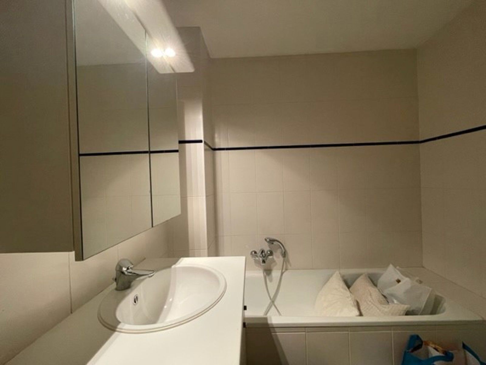 GELIJKVLOERSAPPARTEMENT MET TERRAS EN GARAGE IN HET CENTRUM VAN TIELT.  foto 5