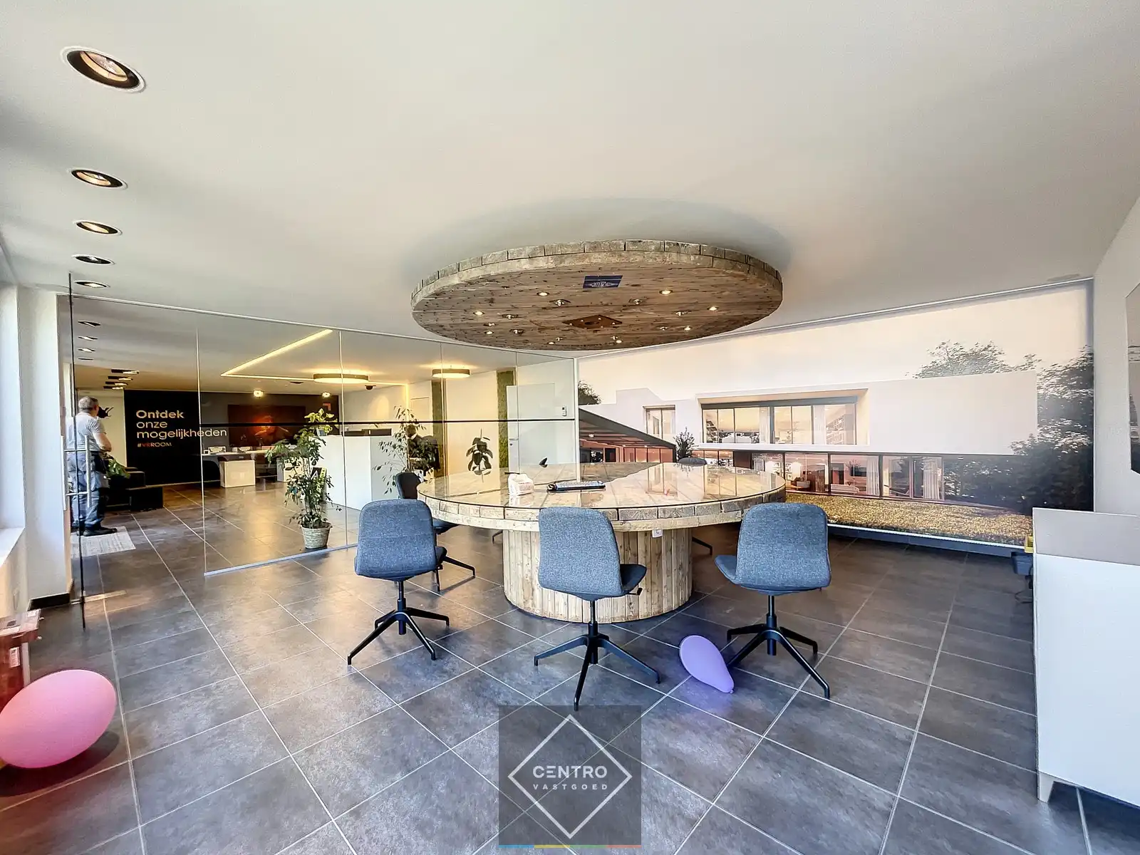 Instapklaar BEDRIJFSGEBOUW bestaande uit MAGAZIJNEN (2.685m²) met 2 LAADKADEN en instapklare KANTOREN (600m²) op industriezone "Herdersbrug" te Brugge foto 7