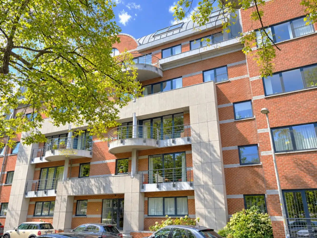Bemeubeld 2-slaapkamerappartement van 150m² met 2 terrassen en zicht op de Dijle. foto {{pictureIndex}}