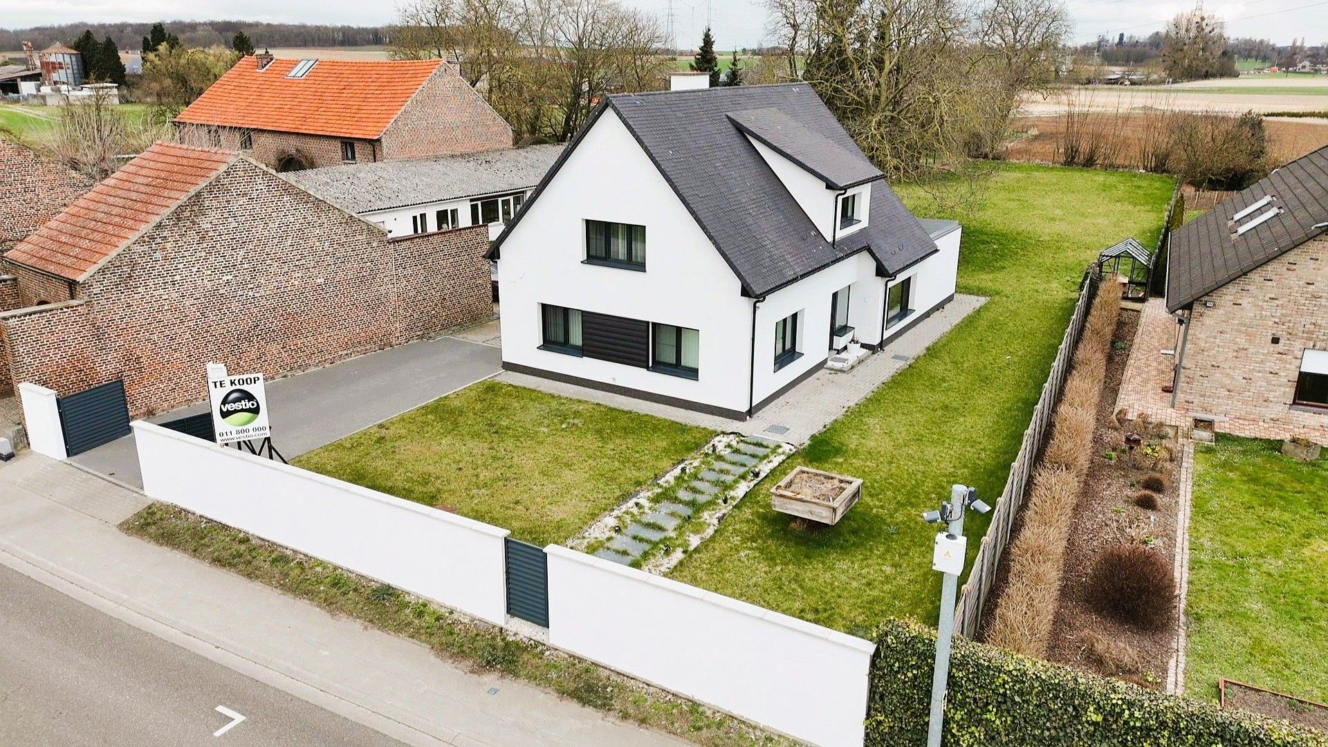RUIME RUSTIG GELEGEN WONING MET 3 SLK EN POLYVALENT BIJGEBOUW OP 23A75CA. foto 41