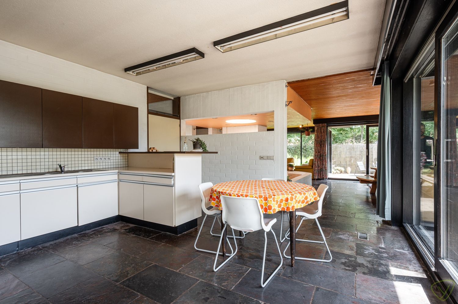 Modernistische parel uit 1978 met brutalistische charme en praktijkruimte op riant perceel in Lembeke foto 11
