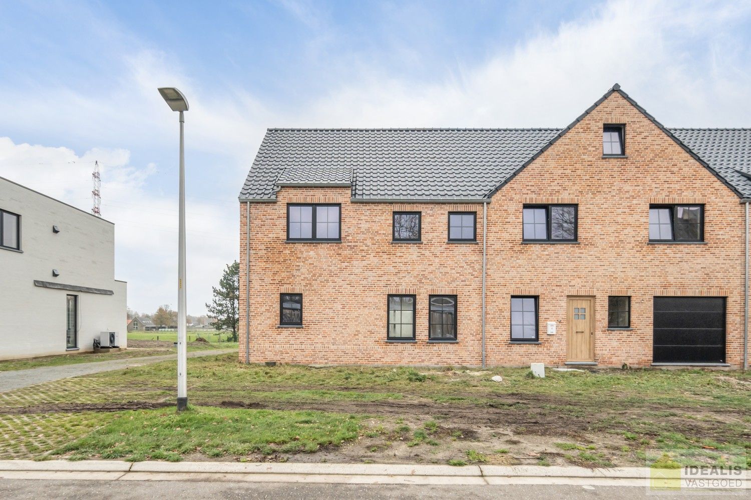 PRACHTIGE NIEUWBOUWWONING (GRONDAANDEEL €85.000,00 + 12% REGISTRATIERECHTEN EN CONSTRUCTIE €293.000,00 + 21% BTW) MET EEN HEERLIJK LICHTRIJKE WOONKAMER MET OPEN KEUKEN MET AANSLUITEND BERGPLAATS, 3 SLAAPKAMERS, EEN RUIME BADKAMER VOORZIEN VAN ALLE COMFORT! EEN HEERLIJK RUIM HUIS MET EEN LEUKE TUIN, OP EEN GEGEERDE LOCATIE NABIJ HET CENTRUM VAN REPPEL! foto {{pictureIndex}}