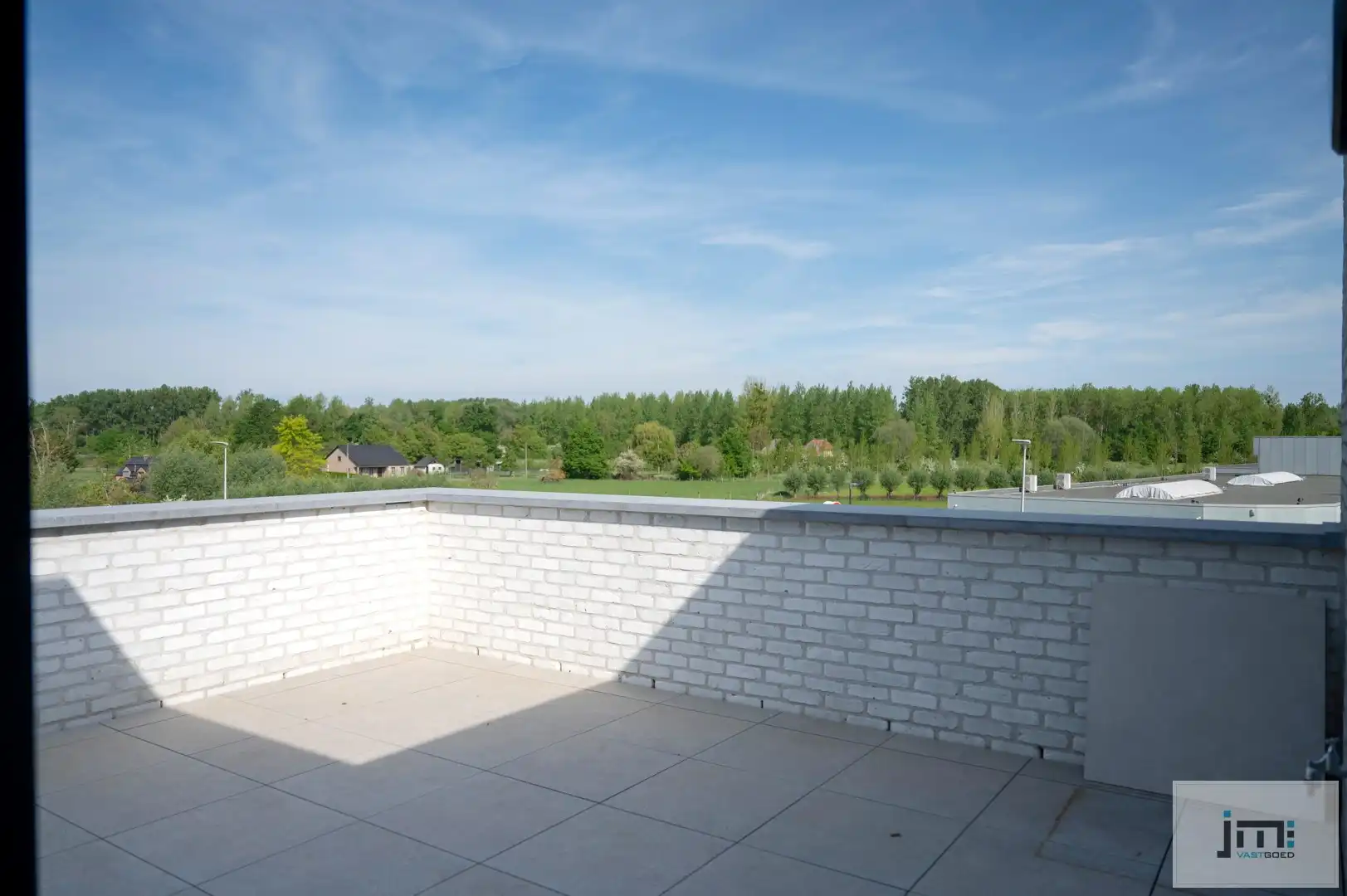 Penthouse met carport en buitenberging foto 14