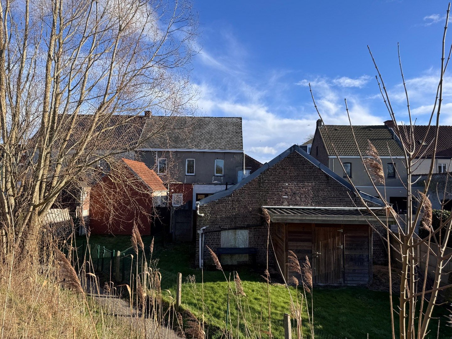 Ruime woning met tuin en magazijn/atelier foto 13