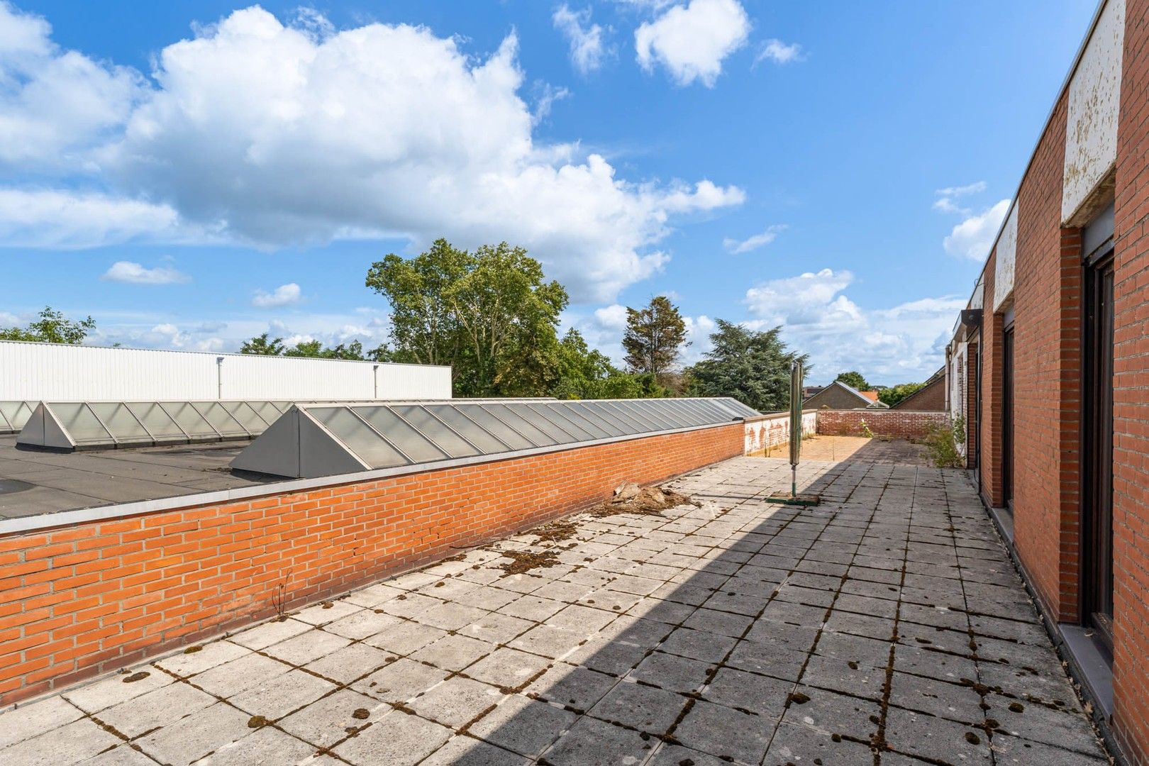 Bedrijfsgebouw (showroom/magazijn) met appartement gelegen op een perceel van 33a 50ca! foto 32