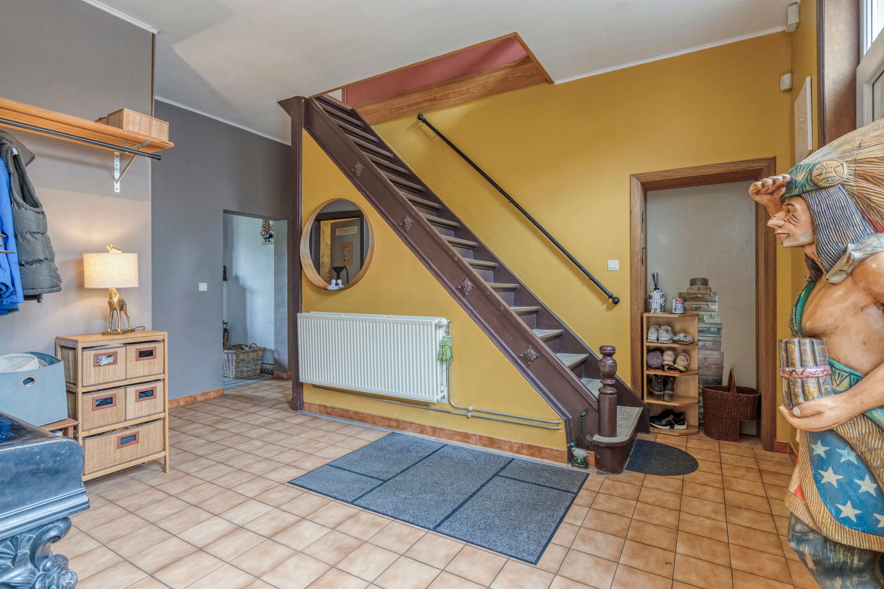 Ruime woning met aanpalende loods op toplocatie. foto 5