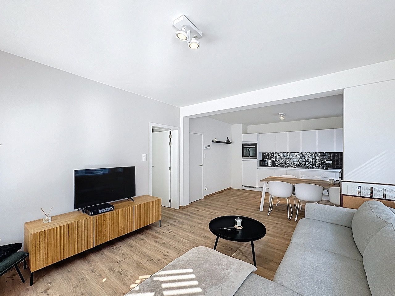 Volledig gemeubeld eigentijds appartement op een boogscheut van de Zeedijk. foto 3