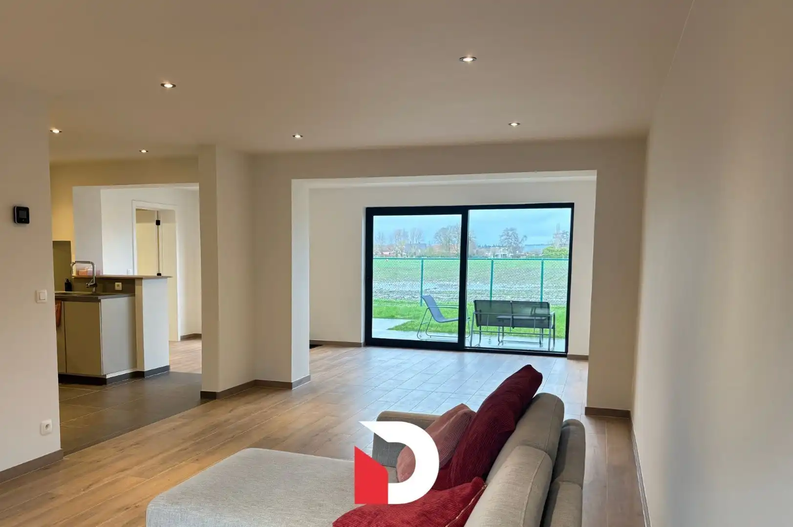 Gerenoveerde, lichtrijke woning met 3 slaapkamers en garage  foto {{pictureIndex}}