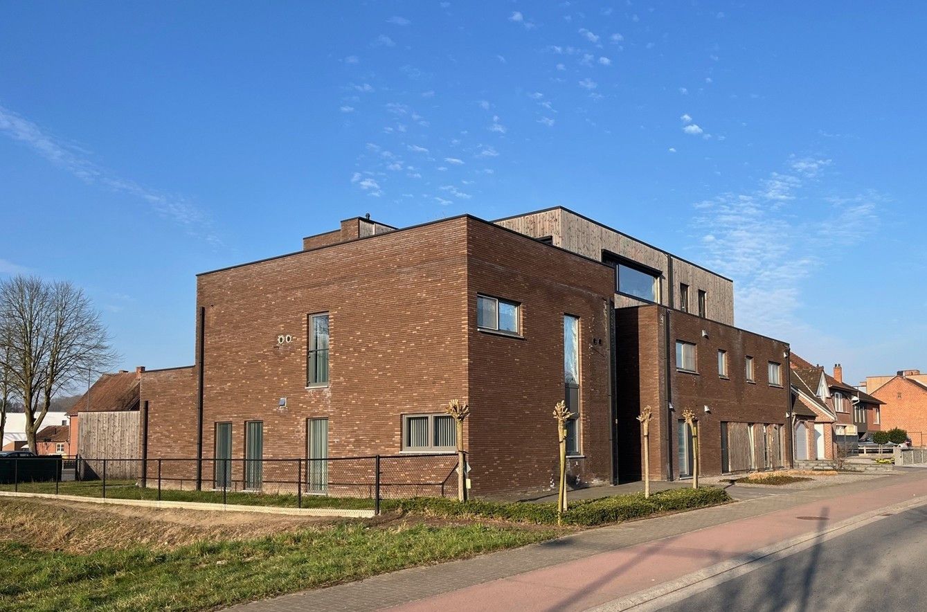 Modern gelijkvloers appartement met terras en tuintje in Opitter foto {{pictureIndex}}