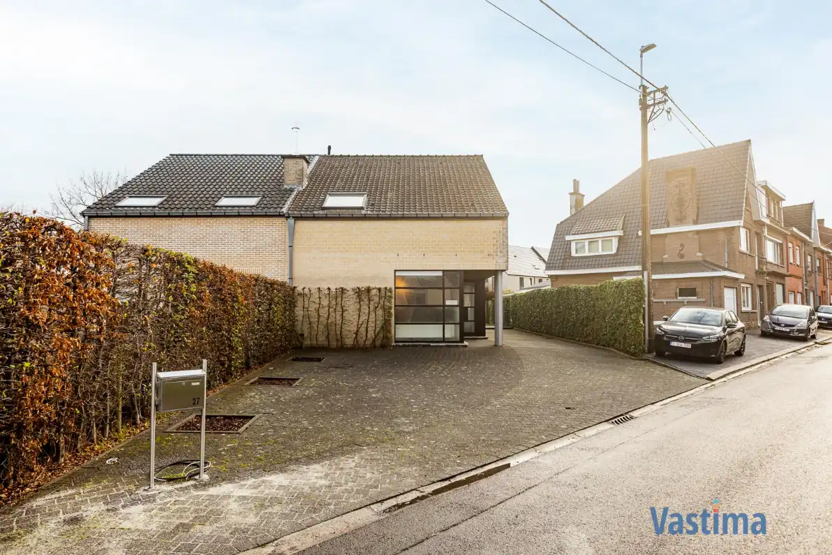 Ruime halfopen gezinswoning met praktijkruimte en tuin foto 2