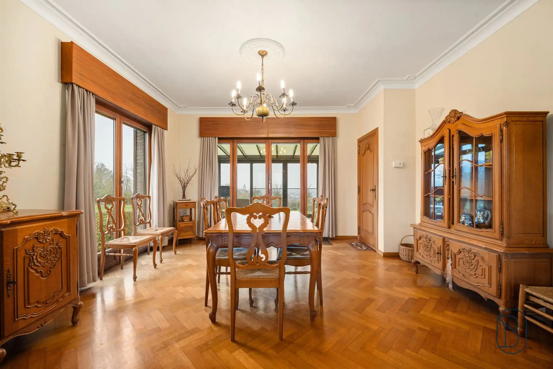 Degelijke villa met prachtig open zicht. foto 9