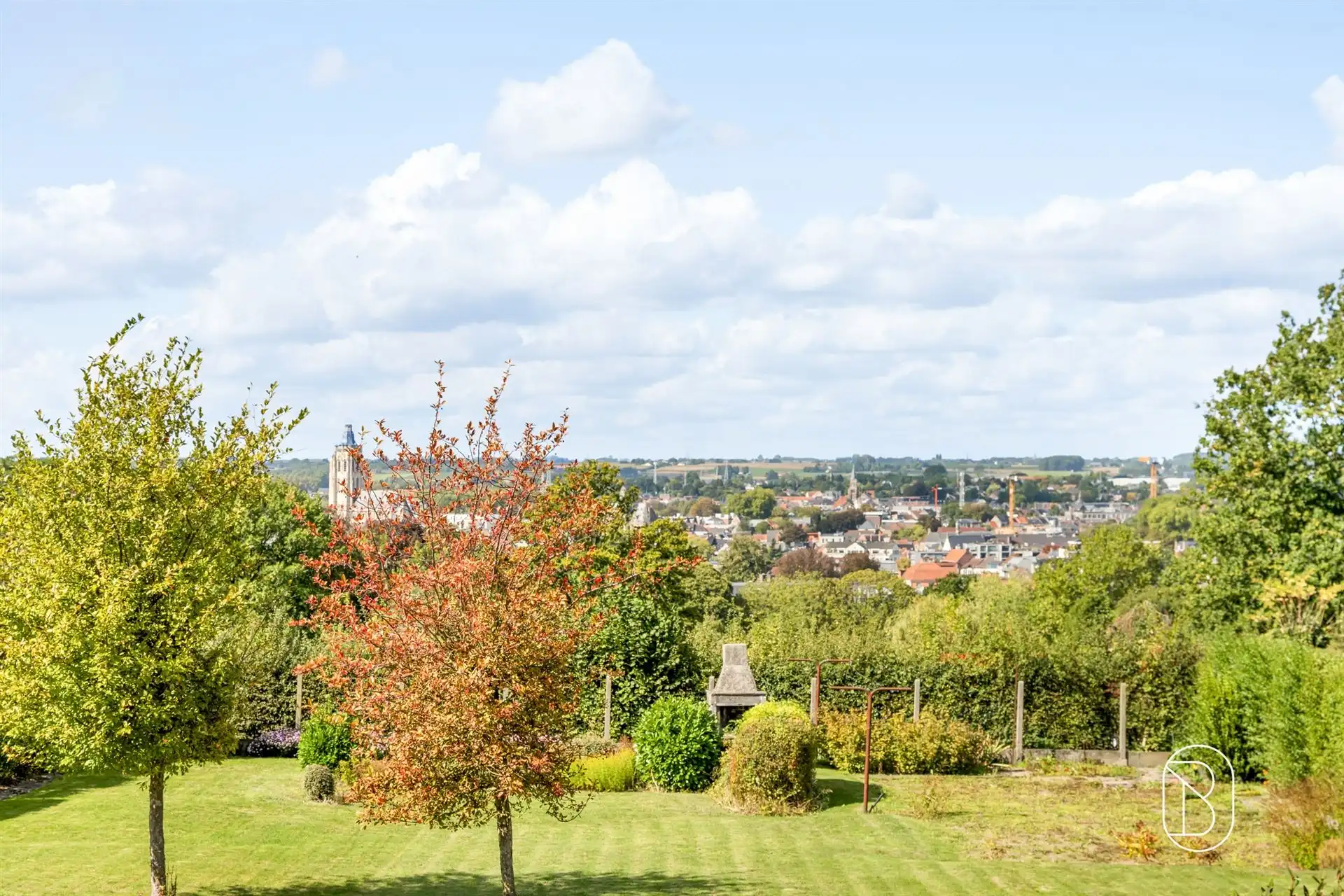 Degelijke villa met prachtig open zicht. foto 9