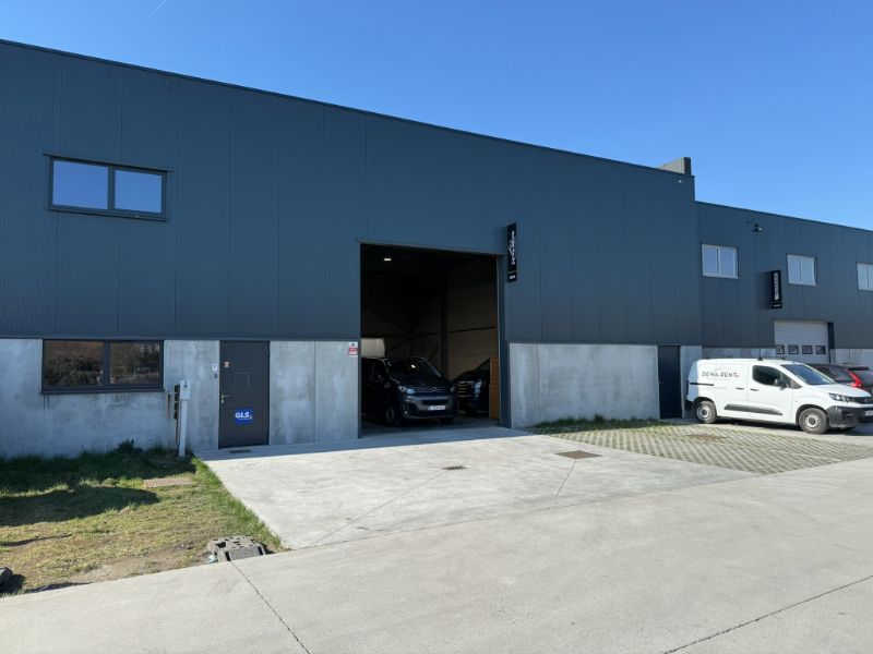 Opbrengsteigendom met verhard terrein aan straatzijde (45m²) te koop op TOPlocatie foto {{pictureIndex}}