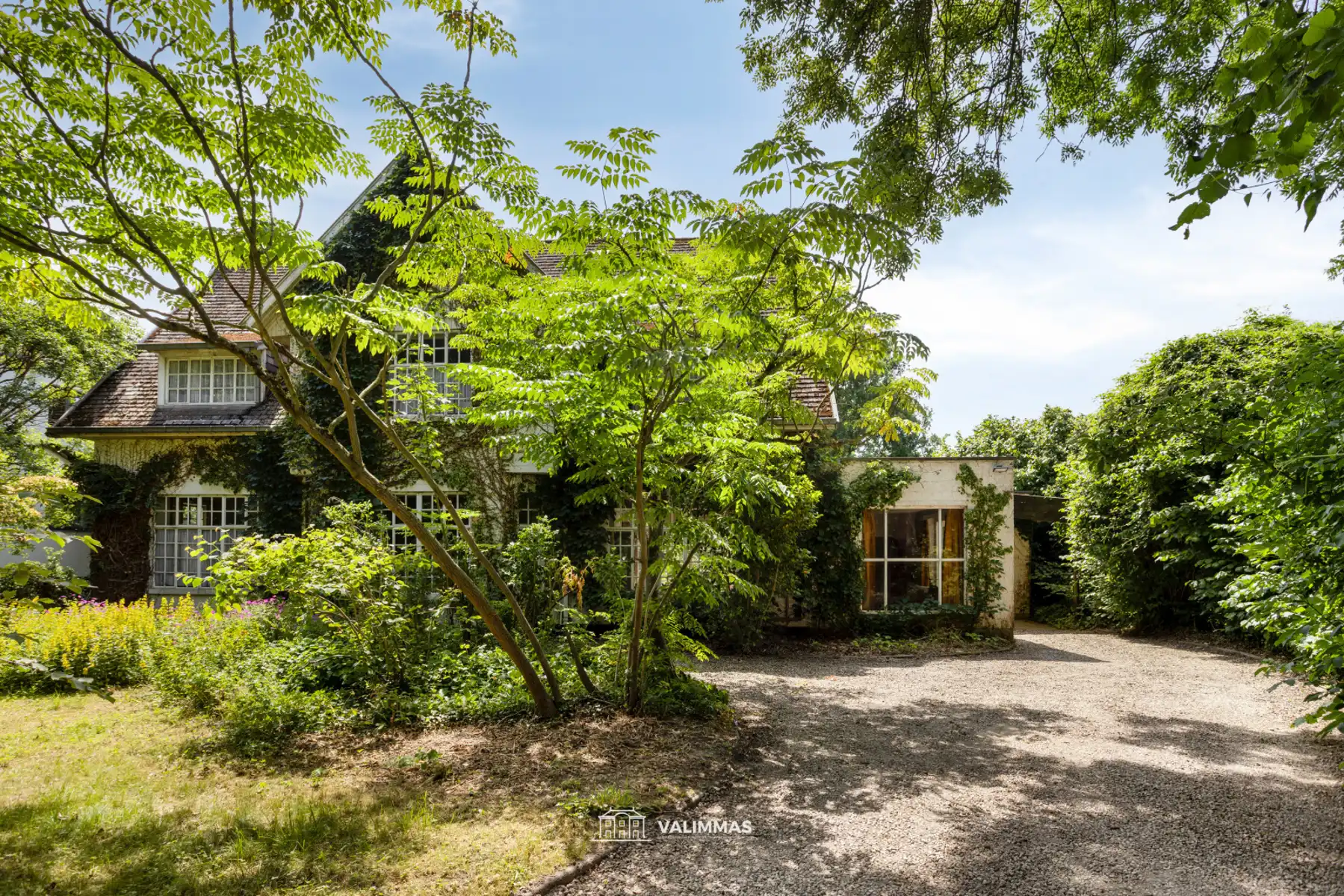 Hoofdfoto van de publicatie: Uniek gelegen en zeer ruime doktersvilla met mooie tuin ....