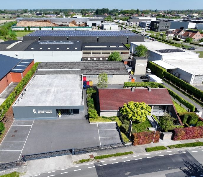 Commercieel pand met winkel, woning & loods op topligging in Ingelmunster foto {{pictureIndex}}