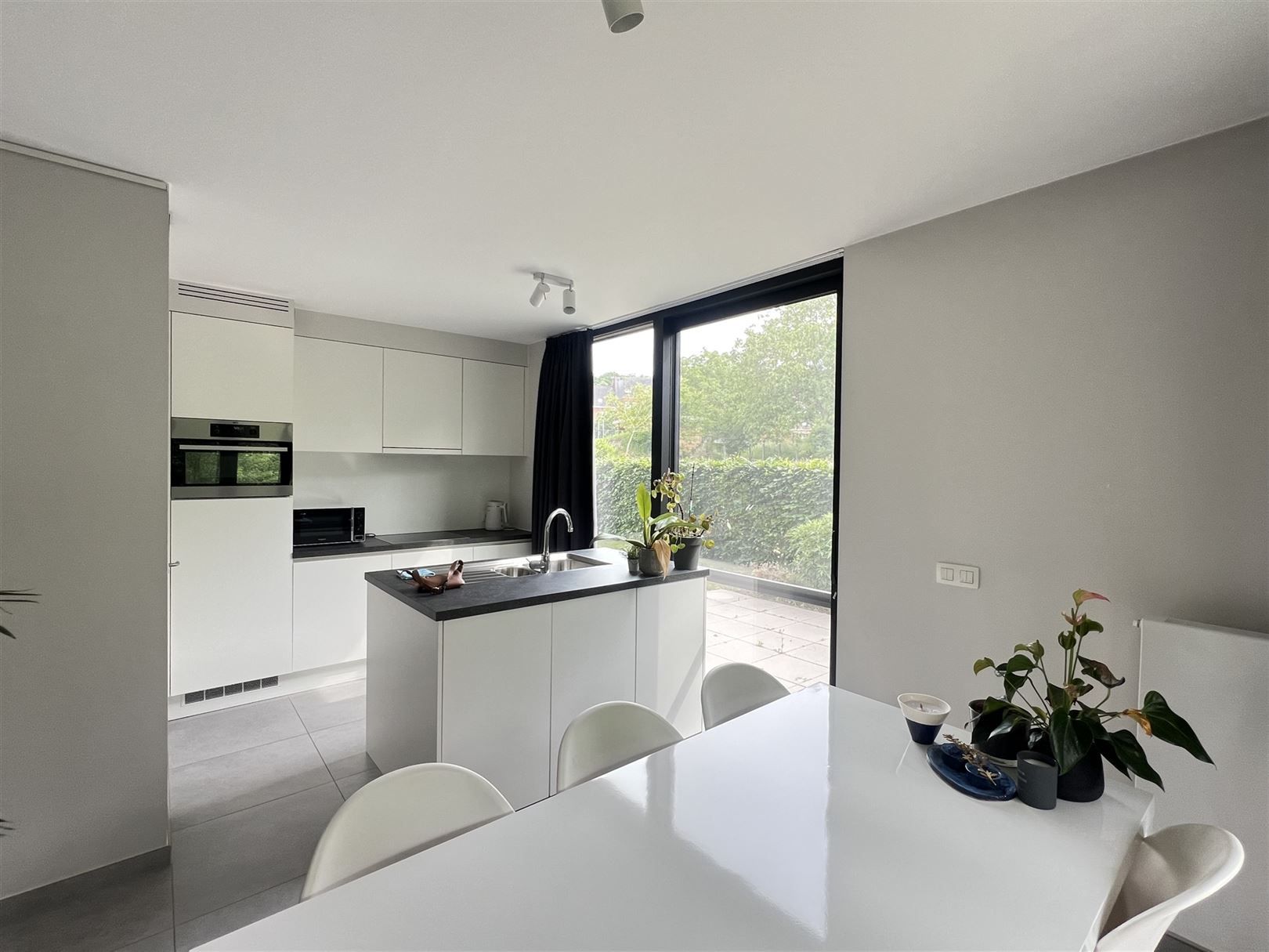 Gelijkvloers appartement met 2 slpks, tuintje en garage. foto 3