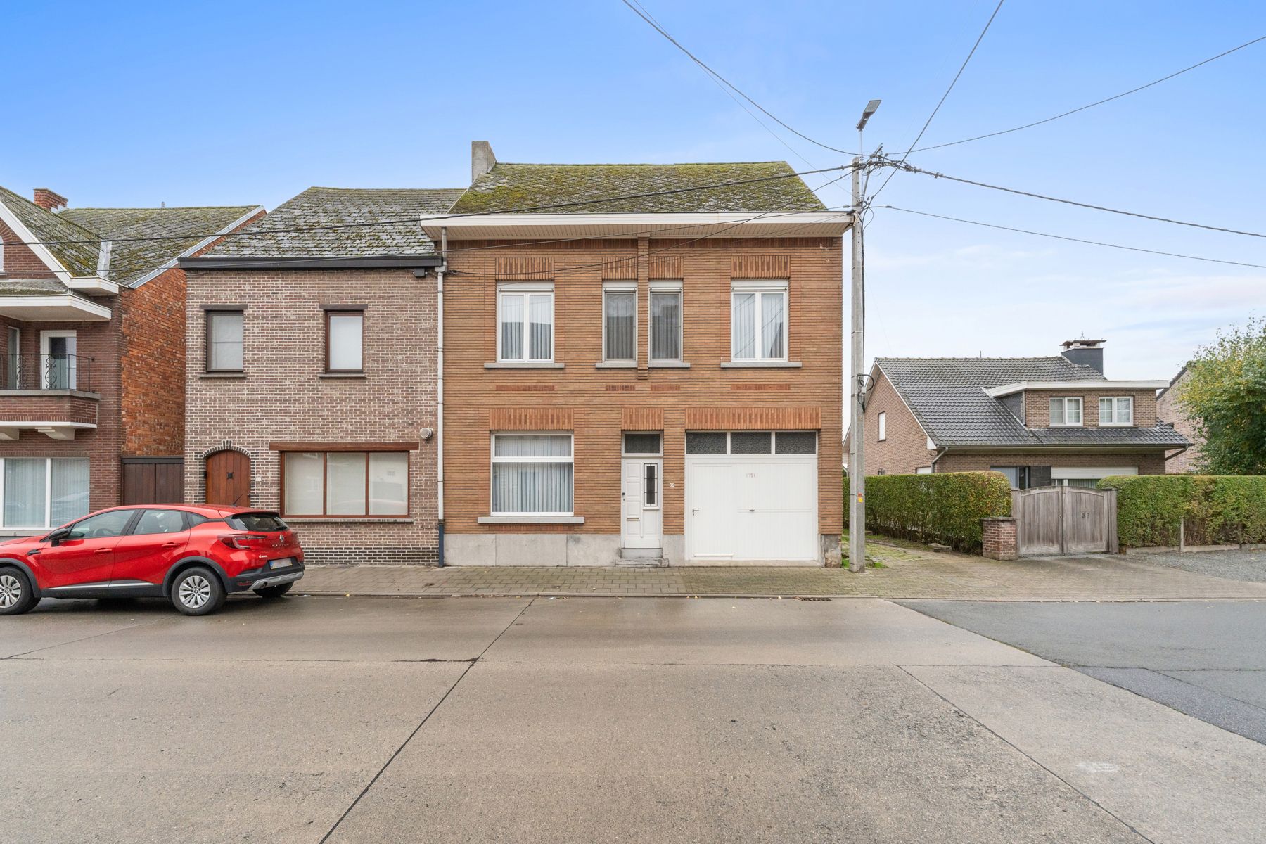 TE KOOP - Ruime deels gerenoveerde woning van 280m²  foto {{pictureIndex}}