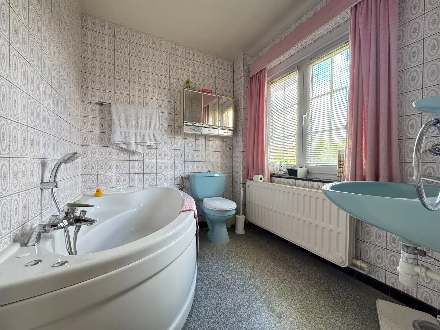 Charmante 3-gevelwoning met garage en tuin foto 9