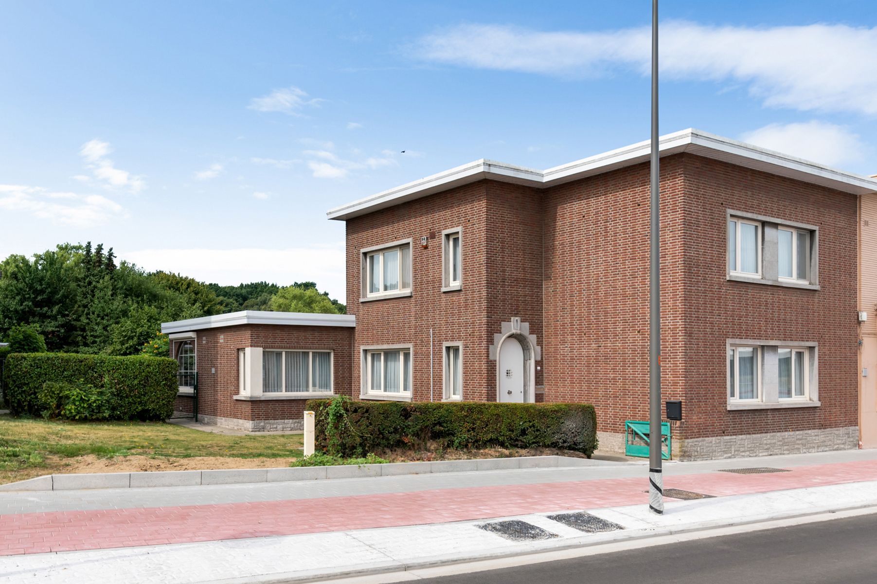 Woning met tuin en garage vlakbbij het centrum van Wijnegem. foto {{pictureIndex}}