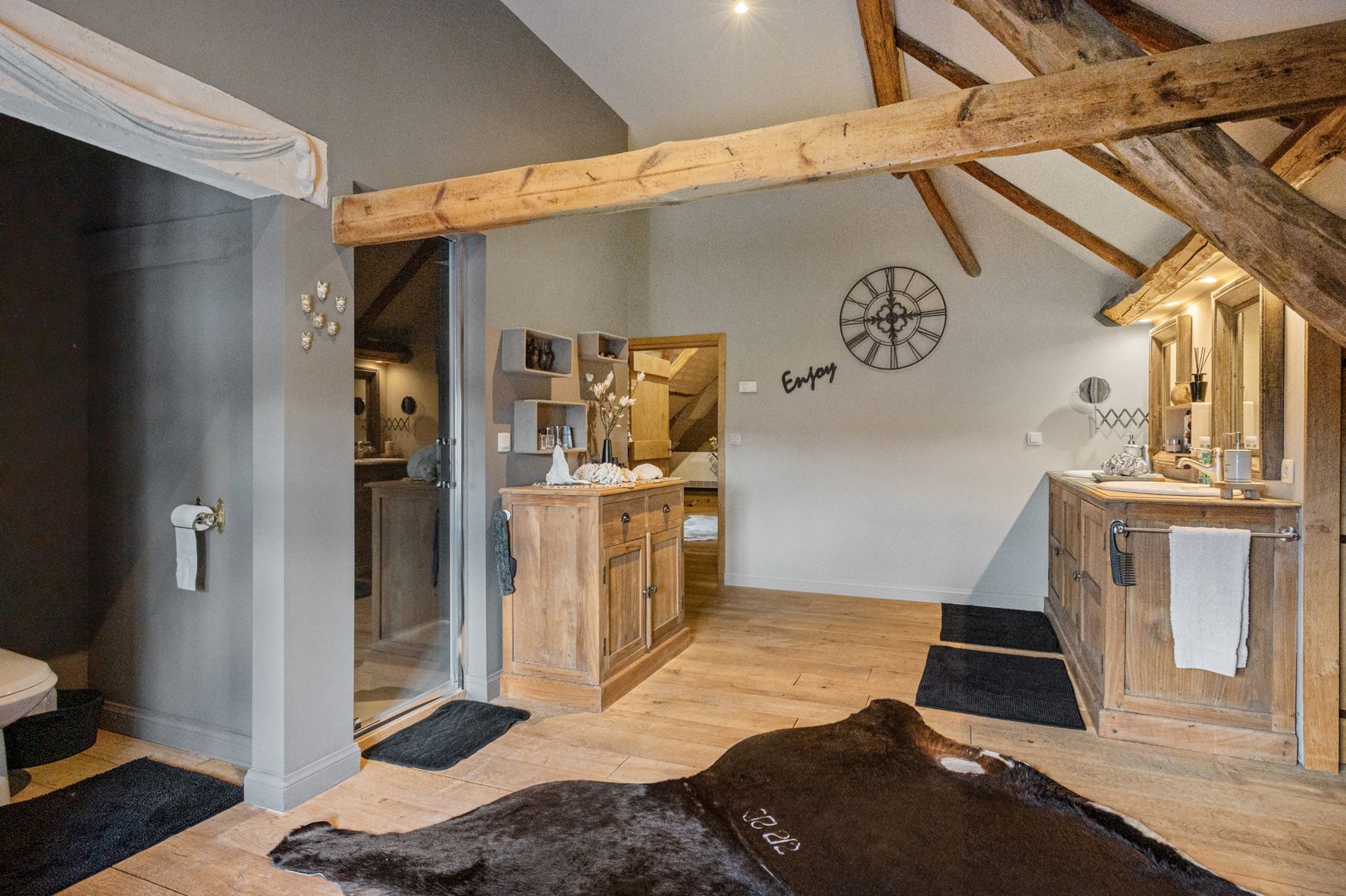 Gerenoveerde hoevewoning met praktijk en paardenstallen.  foto 24