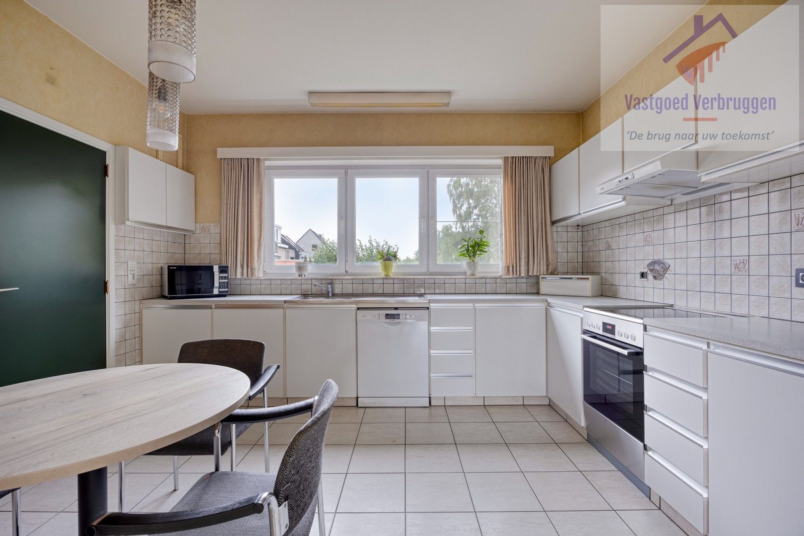 Standingvolle ruime bel-etage met 4 slaapkamers en tuin foto 3