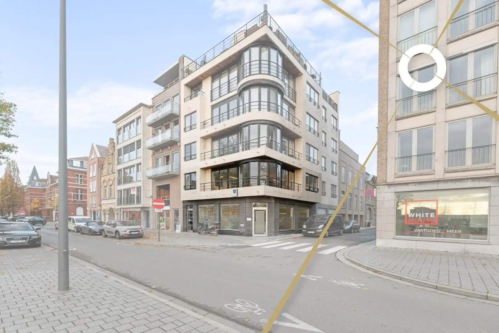 Kantoorruimte bestaande uit twee verdiepingen op het Colaertplein te Ieper foto {{pictureIndex}}