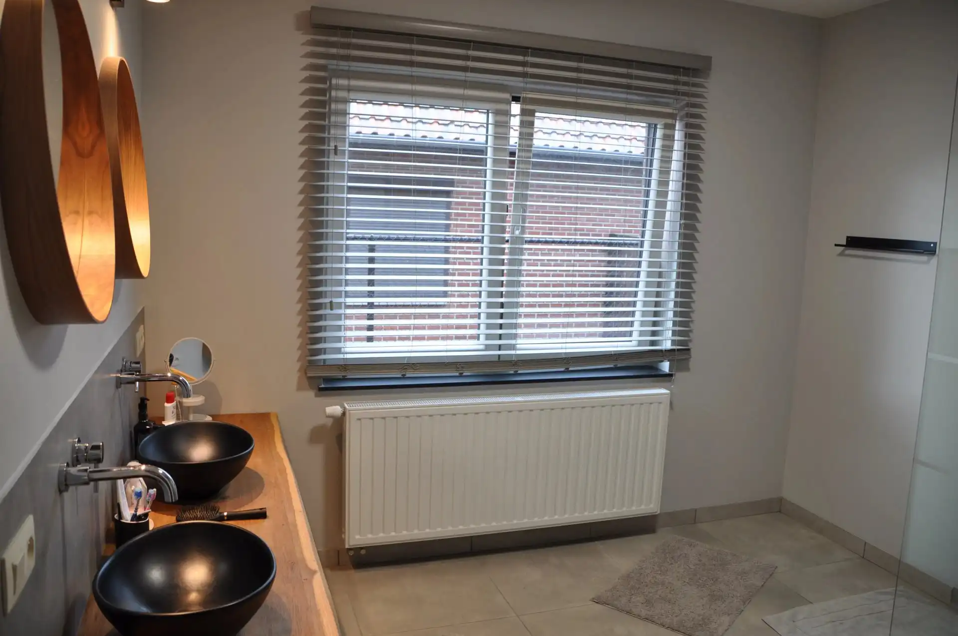 TIJDLOZE GERENOVEERDE WONING MET 2 SLPK’S IN RUSTIGE BUURT IN VELDWEZELT foto 17