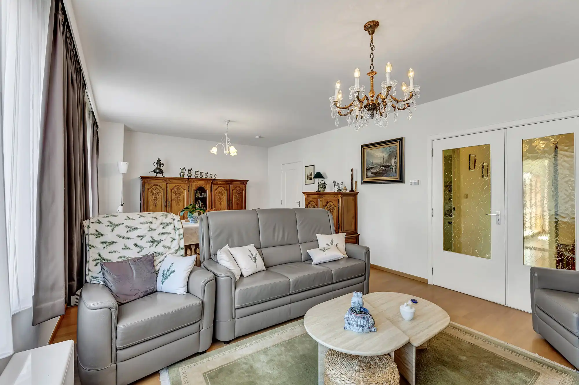 Instapklaar 2-slaapkamerappartement met terras en garage foto 7