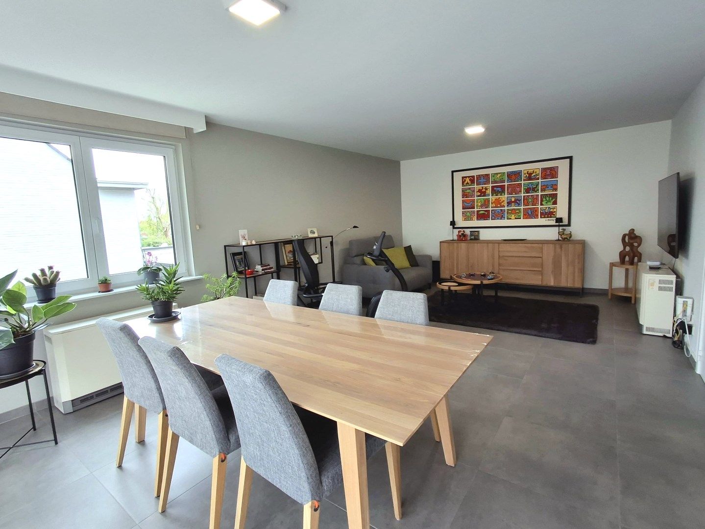 INSTAPKLAAR APPARTEMENT MET RUIME GARAGE IN HARTJE RUISELEDE foto {{pictureIndex}}